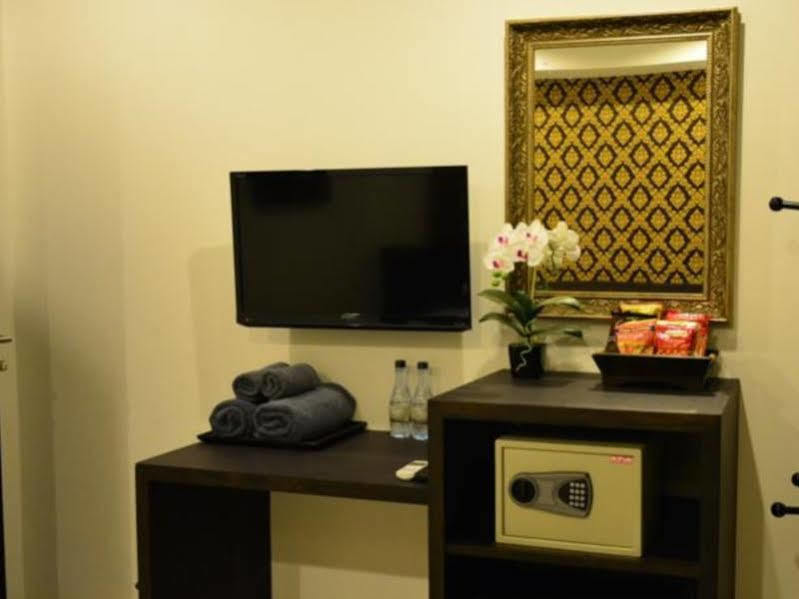 Adamaz House Hotel Bangkok Exterior photo